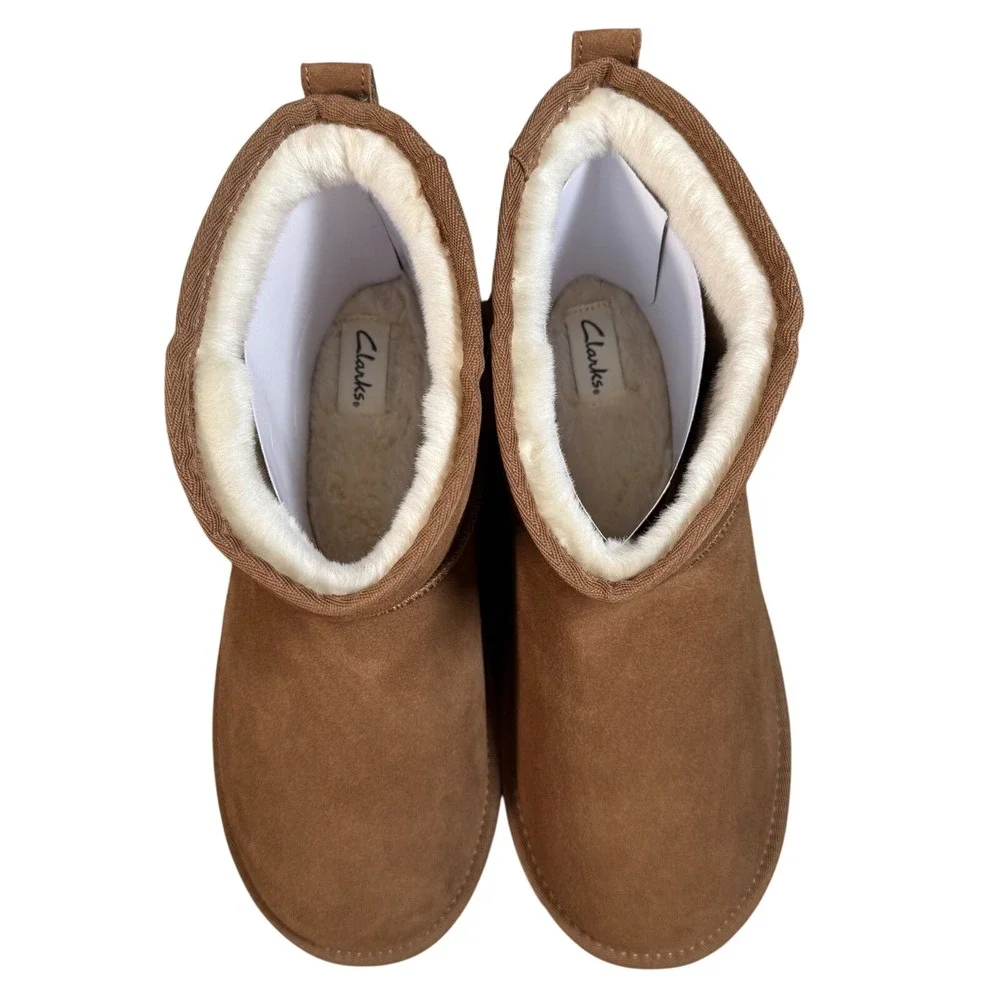 Clarks NIB Men 12 Suede Ankle Boot Tan Leather Indoor Outdoor Slipper Cozy Cloud